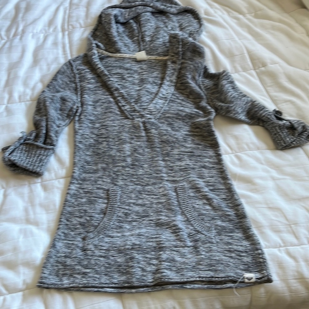 EUC Gray and white Roxy sweater